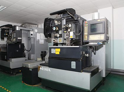 와이어 방전가공기